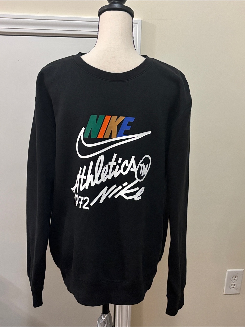 Nike Black Crewneck Sweatshirt with Multicolor Logo size Large